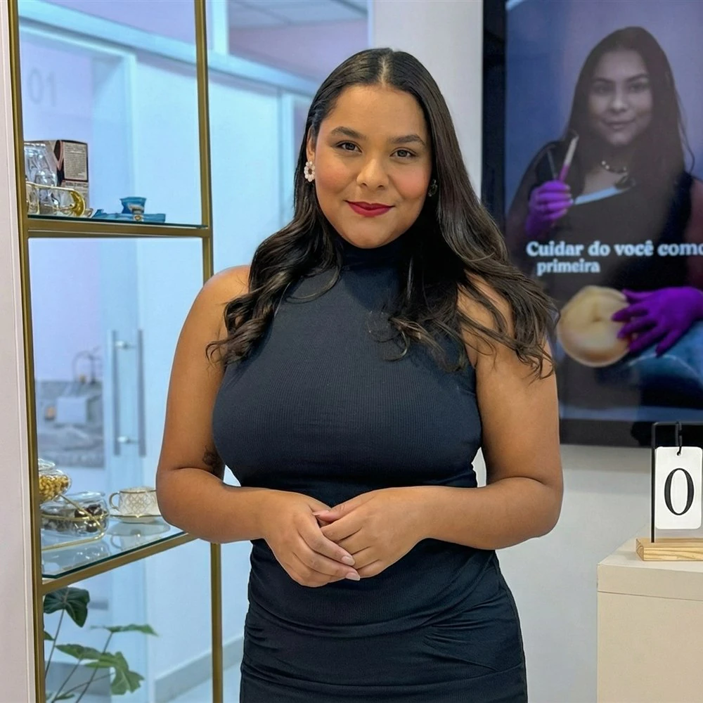 Retrato circular da fundadora Débora Carvalho no studio.