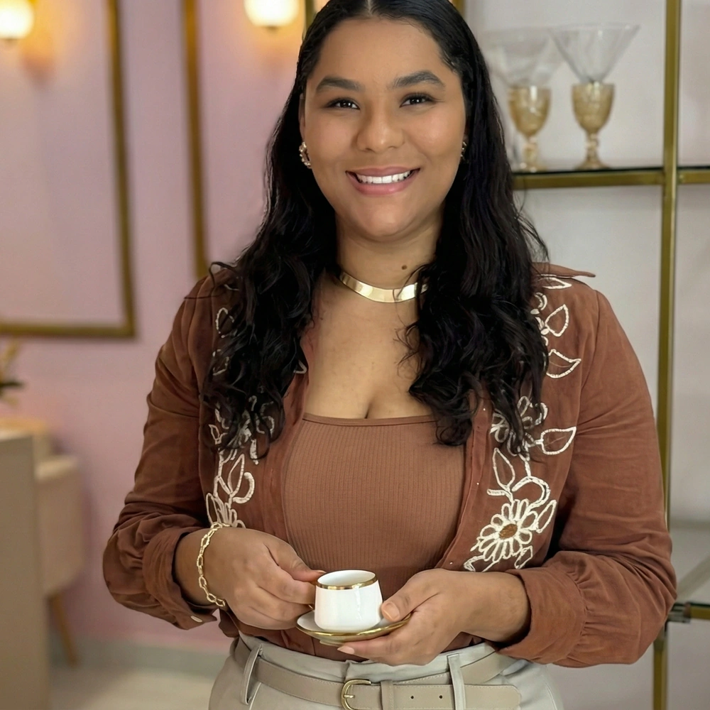 Retrato circular da Débora Carvalho segurando uma xícara no studio.