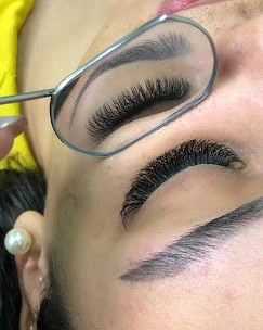 Detalhe de extensão de cílios vista pelo espelho.