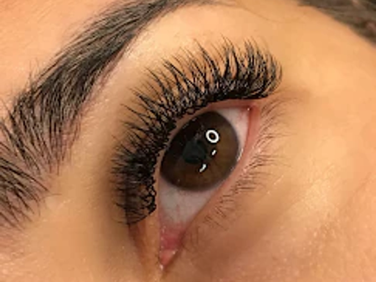 Close de extensão de cílios com efeito natural.