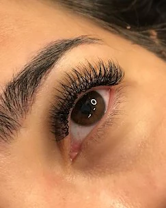 Close de extensão de cílios natural.