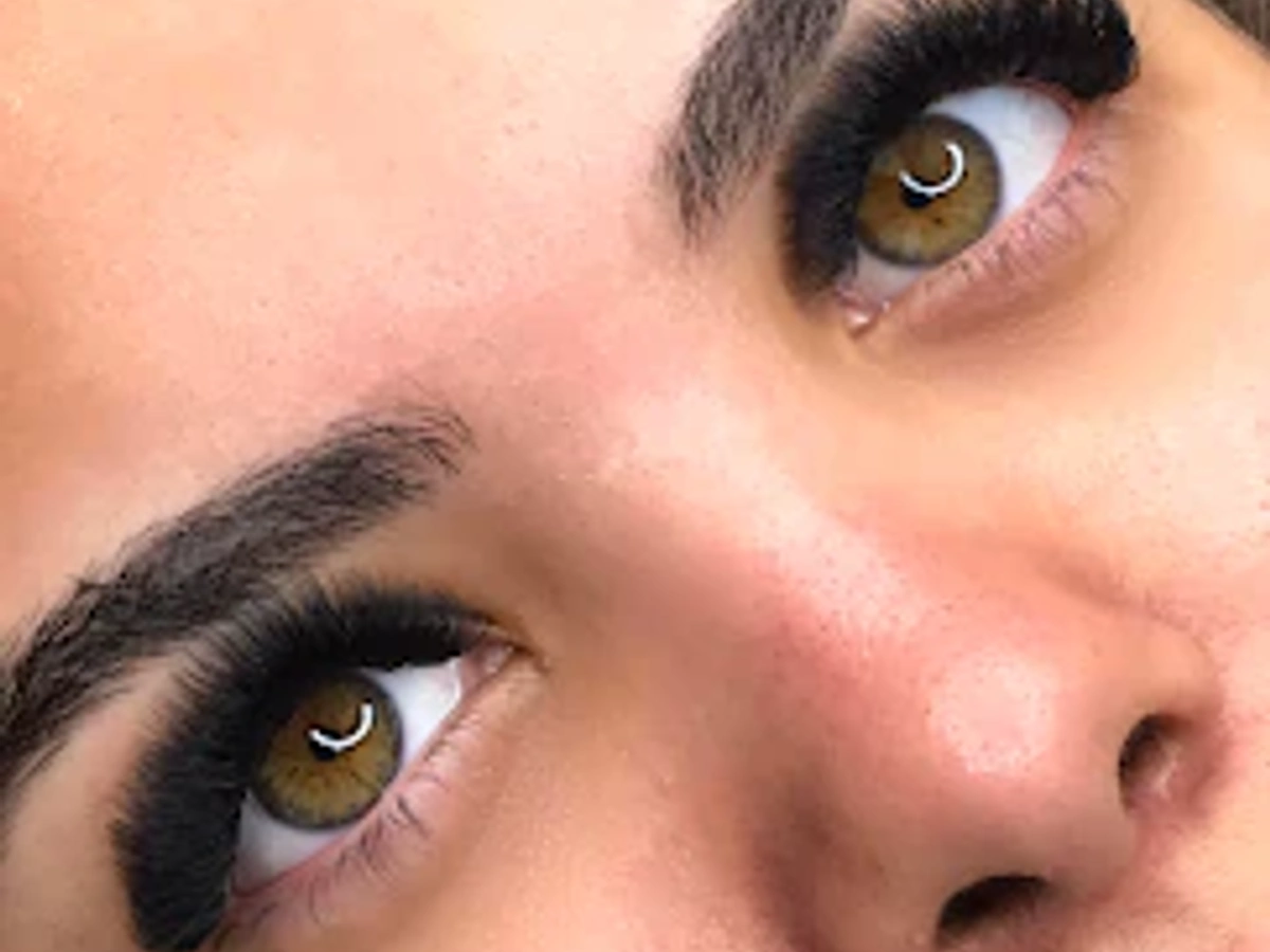 Resultado de extensão de cílios com olhar marcado.