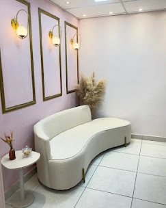 Poltrona e parede decorada do studio.